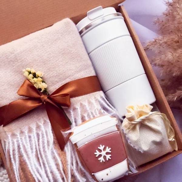 100 приятных подарков коллеге на 8 Марта