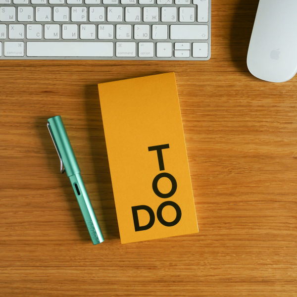 100 приятных подарков коллеге на 8 Марта