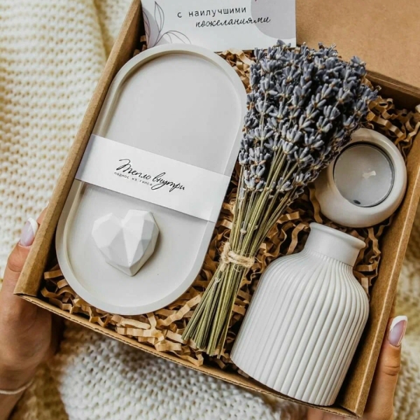 100 приятных подарков коллеге на 8 Марта