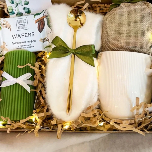 100 приятных подарков коллеге на 8 Марта