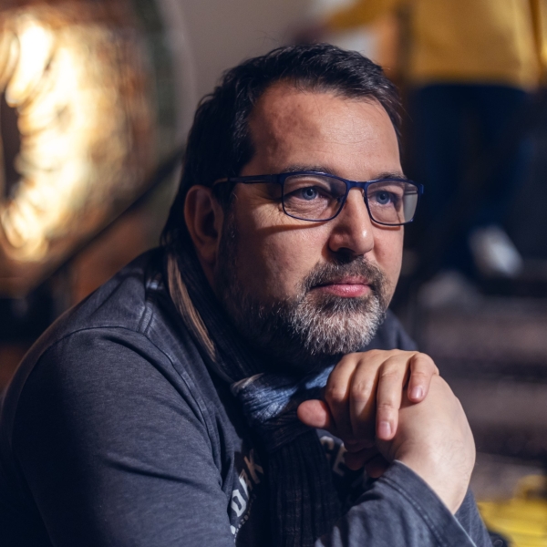 Почему в машине пахнет бензином и что с этим делать