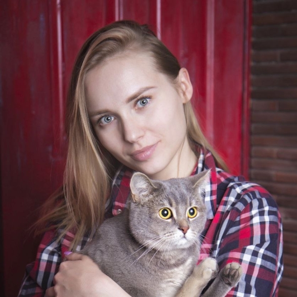 Почему кошка кусается и как её отучить